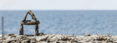 Haus aus Steinen an einer Küste