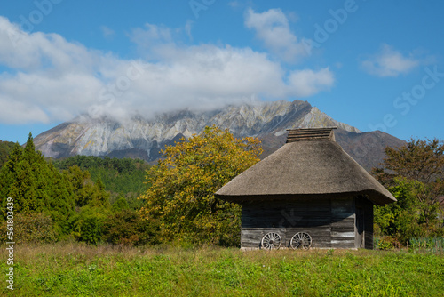 茅葺き小屋と大山