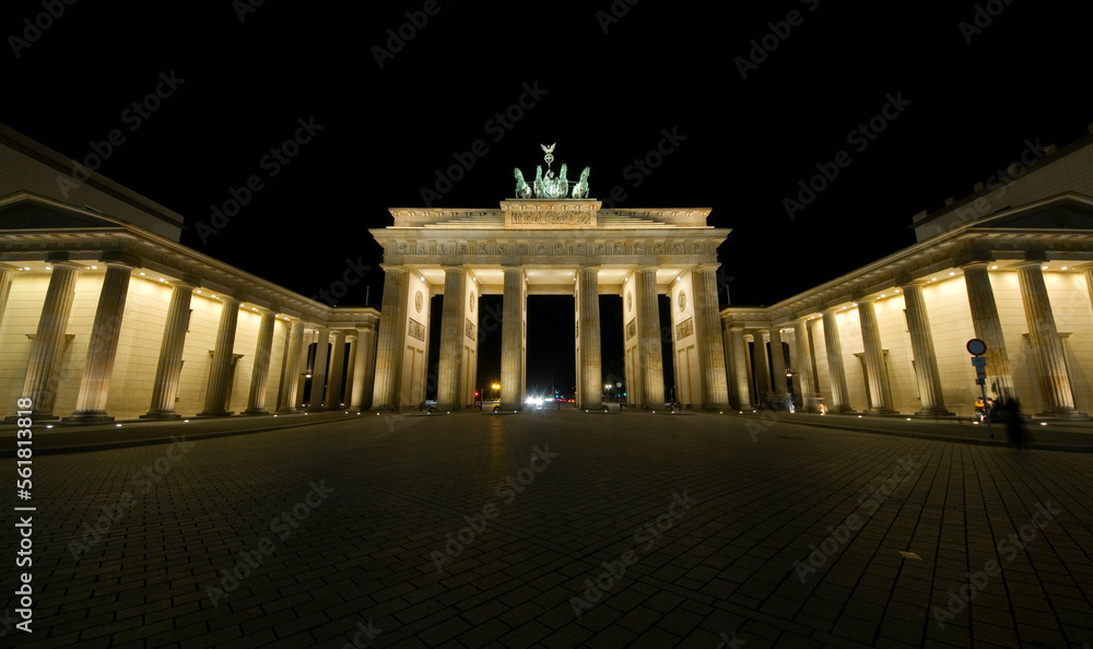 Fototapeta premium The Brandenburg gate, Berlin, at night
