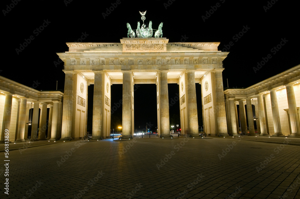 Fototapeta premium The Brandenburg gate, Berlin, at night