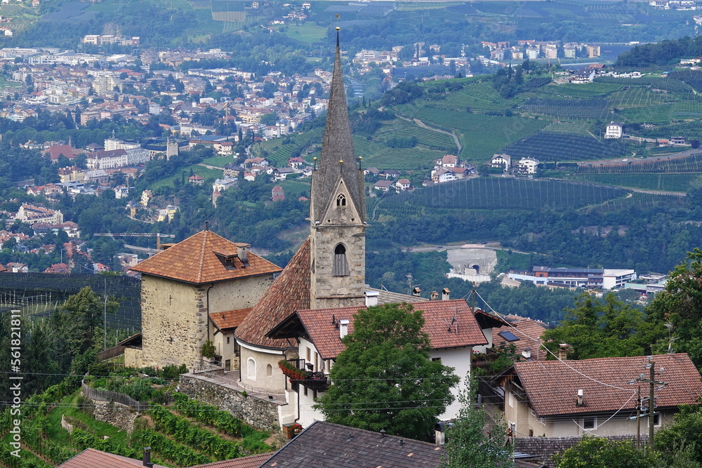 Obraz premium Kirche St. Georg in Schenna bei Meran