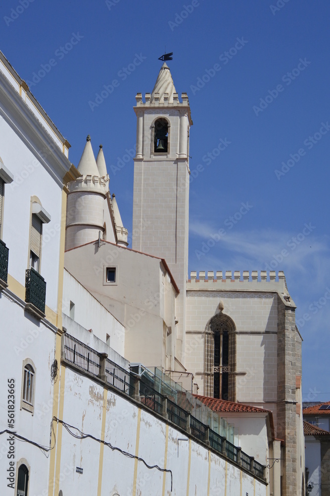 Kirchturm in der Altstadt von Évora