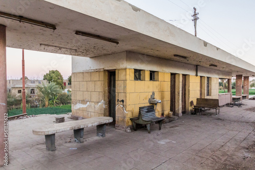 Foto Crumbling village train stop in Egypt
