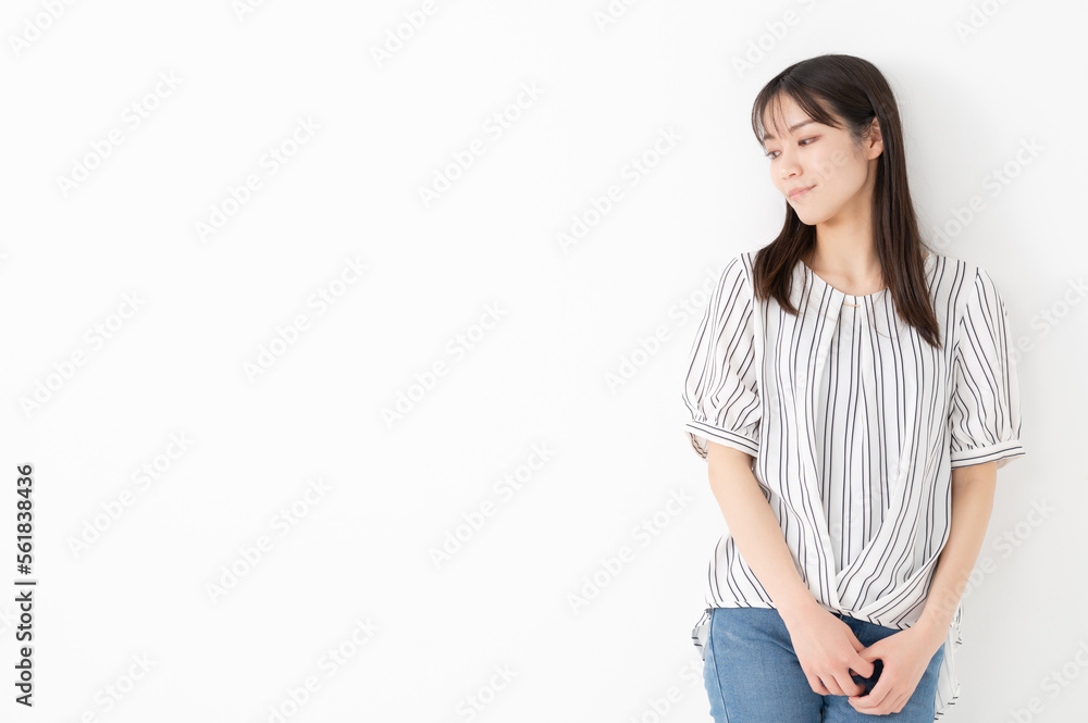 Obraz premium うつむく女性 下を見る