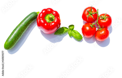 Courgette, poivron rouge, tomates mûres et feuilles de basilic sur un fond transparent.