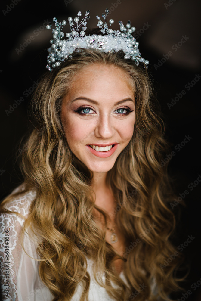 Perfect fashion model woman with beautiful hairstyle and make-up. Beautiful bride style. Girl in luxury wedding dress. Perfect fashion model woman with beautiful hairstyle and make-up. Beautiful bride style. Girl in luxury wedding dress.