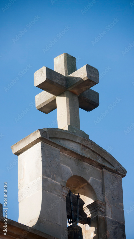 Doble cruz  de piedra en pináculo de iglesia rural