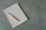 Cahier ouvert sur une page blanche avec un stylo