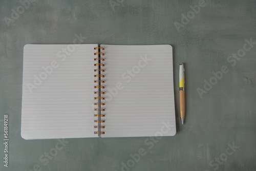 Cahier ouvert sur une page blanche avec un stylo © Pause Papote