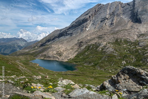 Lac Foréant et crête de la Taillante , en été , paysage du massif du Queyras , Hautes-Alpes