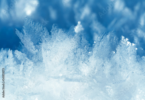 Nahaufnahme von Eiskristallen und Schneekristallen im Winter 