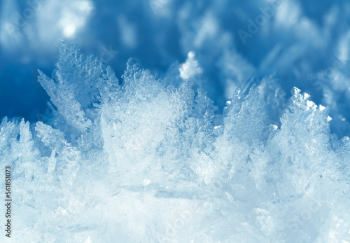 Obraz na płótnie Nahaufnahme von Eiskristallen und Schneekristallen im Winter w salonie