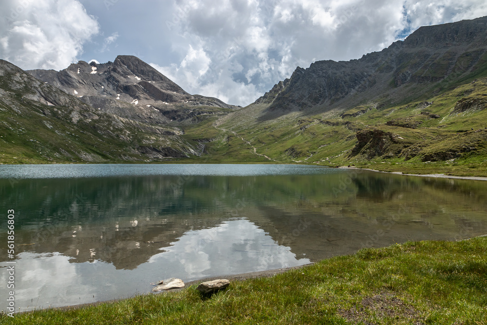 Lac Foréant et col Vieux en été , paysage du massif du Queyras , Hautes-Alpes