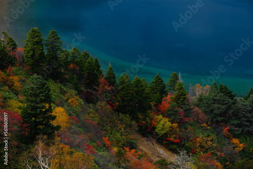 紅葉のカルデラ湖