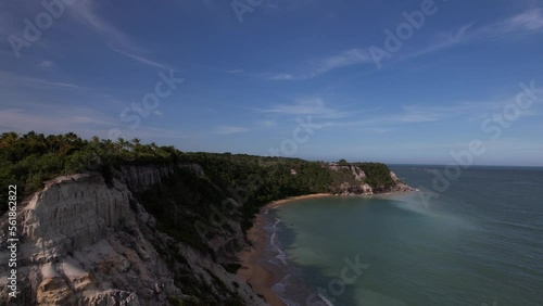 Linda vista aérea das falésias. Formações naturais na Praia do Espelho, em Trancoso, no Sul da Bahia. Uma das mais belas praias do Brasil.