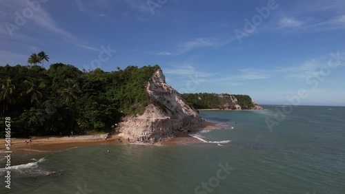 Linda vista aérea das falésias. Formações naturais na Praia do Espelho, em Trancoso, no Sul da Bahia. Uma das mais belas praias do Brasil.