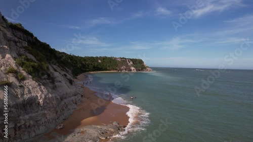 Linda vista aérea das falésias. Formações naturais na Praia do Espelho, em Trancoso, no Sul da Bahia. Uma das mais belas praias do Brasil.