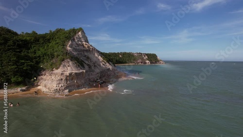 Linda vista aérea das falésias. Formações naturais na Praia do Espelho, em Trancoso, no Sul da Bahia. Uma das mais belas praias do Brasil.