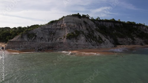 Linda vista aérea das falésias. Formações naturais na Praia do Espelho, em Trancoso, no Sul da Bahia. Uma das mais belas praias do Brasil.