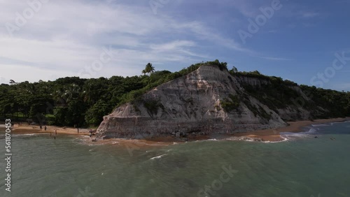 Linda vista aérea das falésias. Formações naturais na Praia do Espelho, em Trancoso, no Sul da Bahia. Uma das mais belas praias do Brasil.