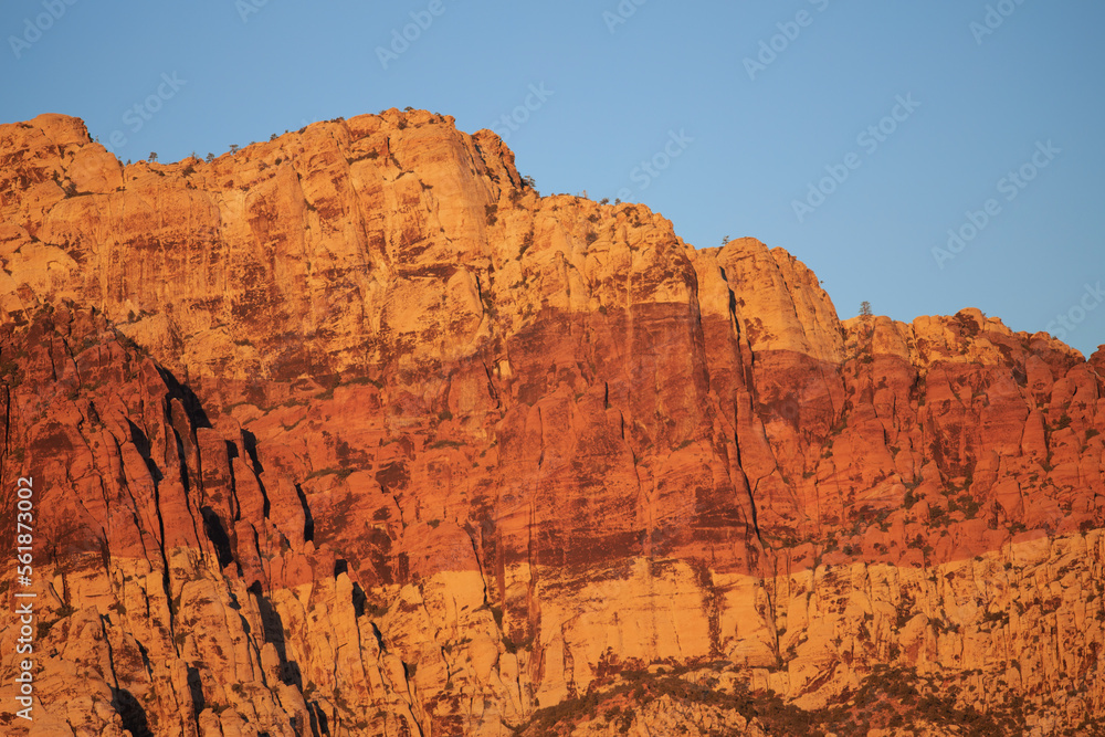 Lever de soleil sur Red Rock Mountain, Las Vegas, Nevada, États-Unis d'Amérique. Montagne à la roche rouge et jaune en strates.
