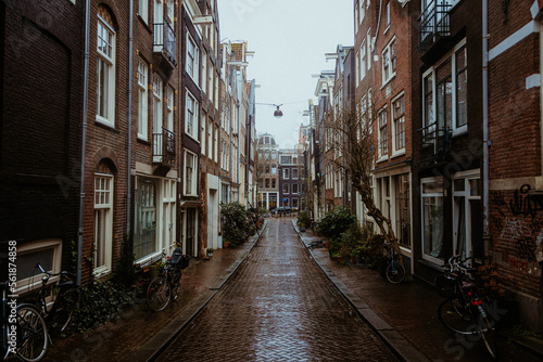 Niederlande   Amsterdam - Gasse nach schwerem Regen