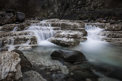 cascata immersa nella natura di un bosco autunnale