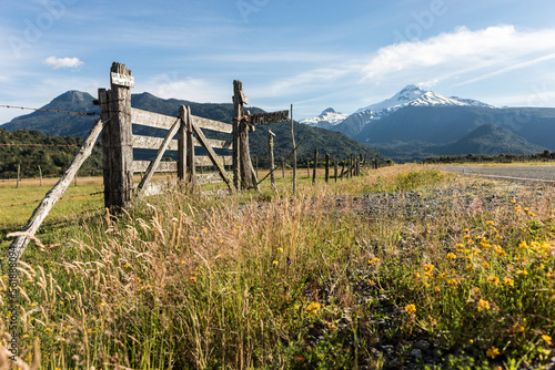 sur de  chile, ensenada, volcan, cerco de  madera, paisaje, cielo, campa, alambrada, naturaleza, césped, agricultura, campesina, campestre, dehesa, verde, verano, campo, nube, azul, chacras, palo, nub