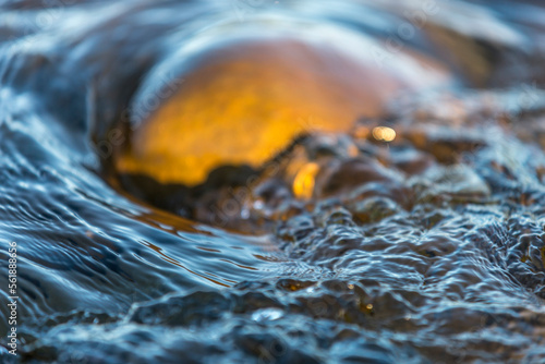 burbujas de  agua, agua salvaje, olas, acuático, río, naturaleza, arroyo, roca, mar, gemas, azul, mojado, llover, liquida, chorros, playa, oceáno, cascada, borbotear, catarro, roca, fresco, abstracta,