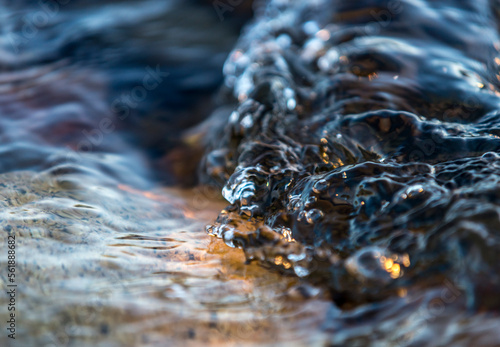 burbujas de  agua, agua salvaje, olas, acuático, río, naturaleza, arroyo, roca, mar, gemas, azul, mojado, llover, liquida, chorros, playa, oceáno, cascada, borbotear, catarro, roca, fresco, abstracta,