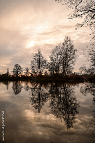 See bei Sonnenuntergang mit Spiegelung der Sonne und Bäume im Wasser, Grafenrheinfeld bei Schweinfurt, Franken, Bayern, Deutschland