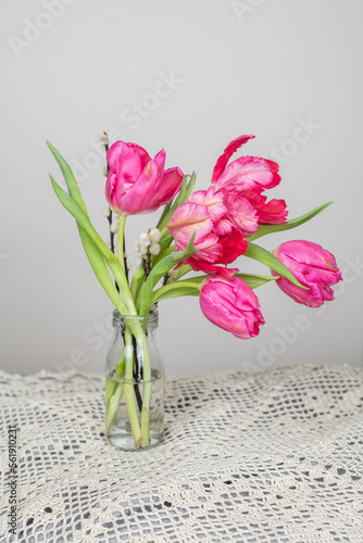 Tulpen in Blumenvase, Blumen im Frühling
