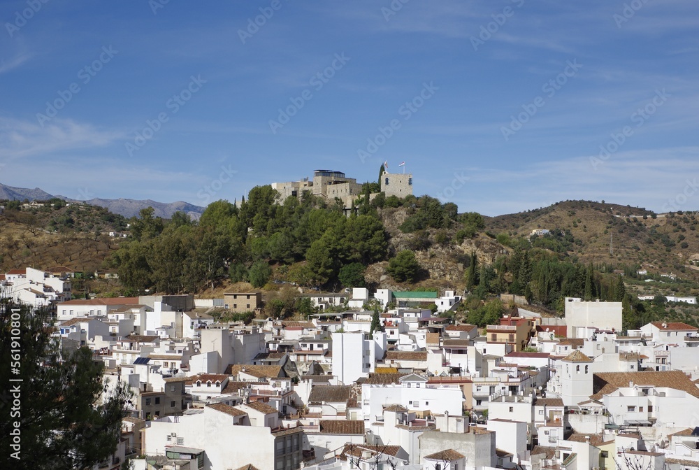 Aussicht auf Monda, eines der sogenannten weißen Dörfer in Andalusien
