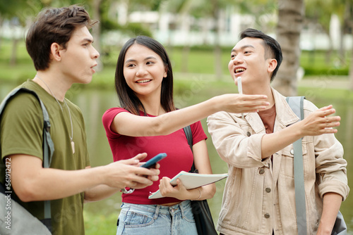Sophomores helping freshman to find library on college campus