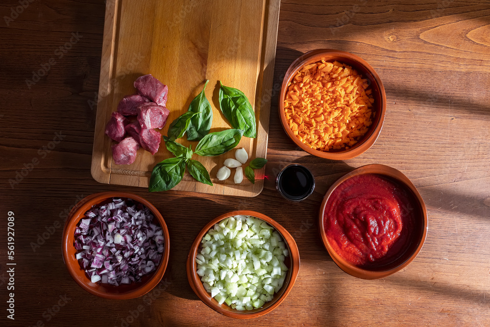 Ingredientes frescos y naturales para cocinar un ragu de ternera estilo italiano