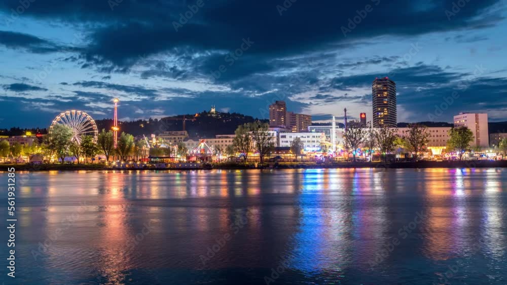 Zeitraffer Rummel am Abend mit Lichtern und Reflektionen im Fluss