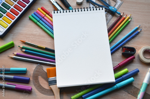 Regreso a clases / Set de elementos escolares: cuaderno, lápices, acuarelas, reglas, colores. Útiles escolares vistos desde arriba