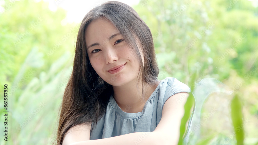 リラックスする長髪の女性のポートレート