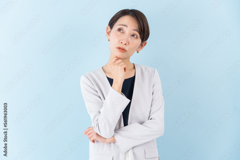 考える日本人女性 考える日本人女性