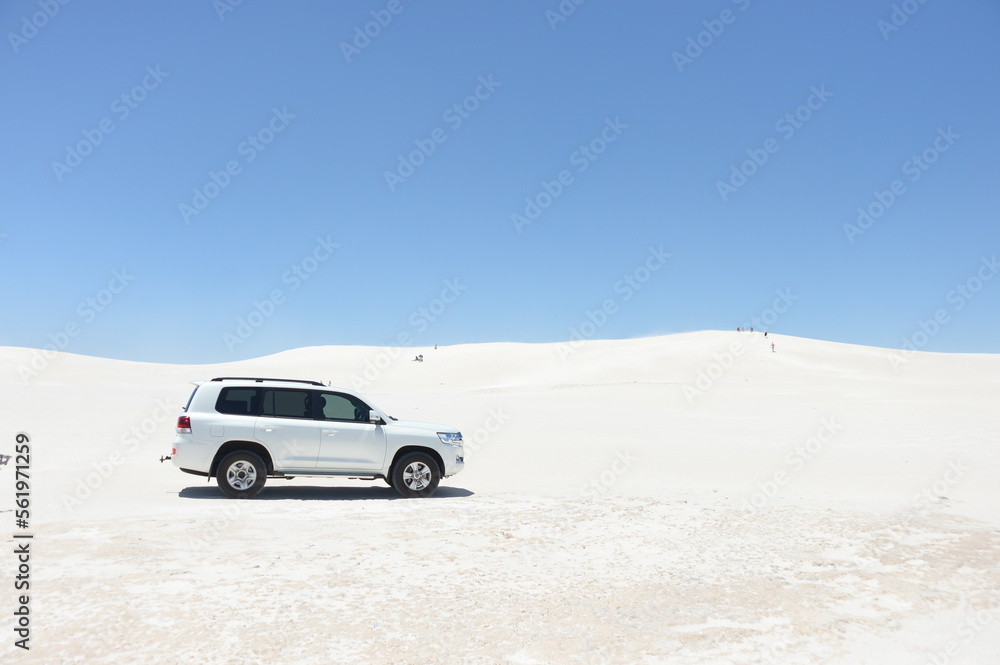 Obraz premium A white car on the desert