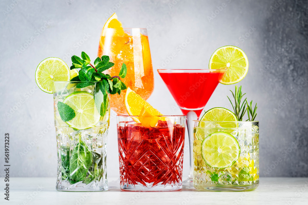 Most popular trendy cocktails set: aperol spritz, negroni, mojito, gin tonic and cosmopolitan on gray bar counter background - obrazy, fototapety, plakaty 