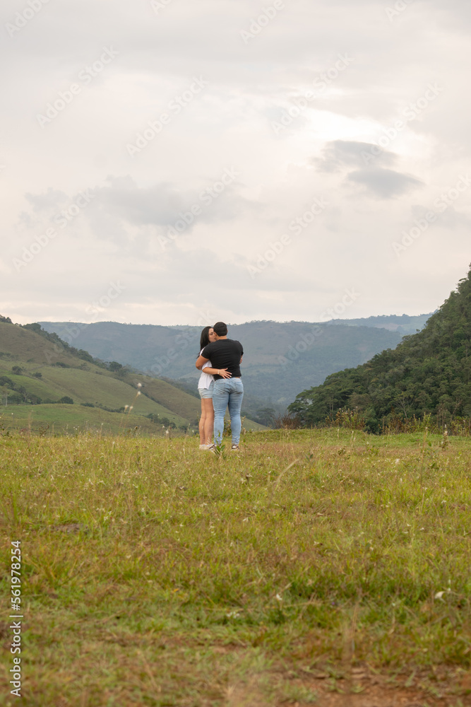 Pareja de jóvenes enamorados besándose en las montañas - Charalá, Santader, Colombia
