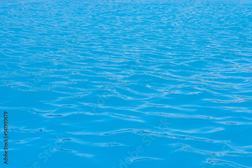 Foto de agua celeste cristalina en una piscina © Guillermo