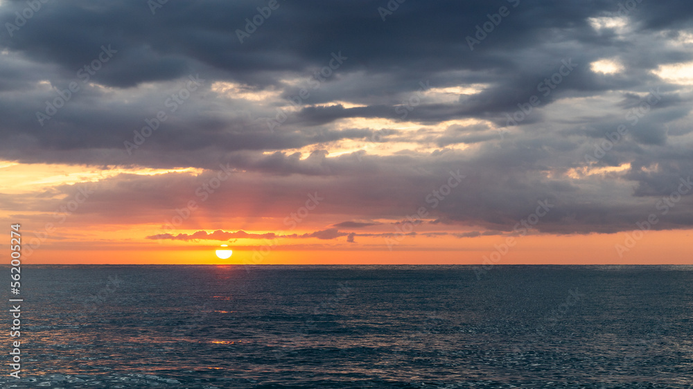 Fototapeta premium Traumhafter Sonnenaufgang am Meer Spanien Urlaub