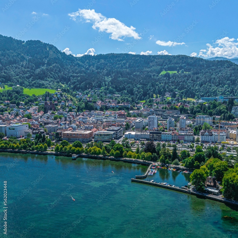 Die Festspielstadt Bregenz am Bodensee im Sommer - Blick über die Seepromenade in die Stadt
