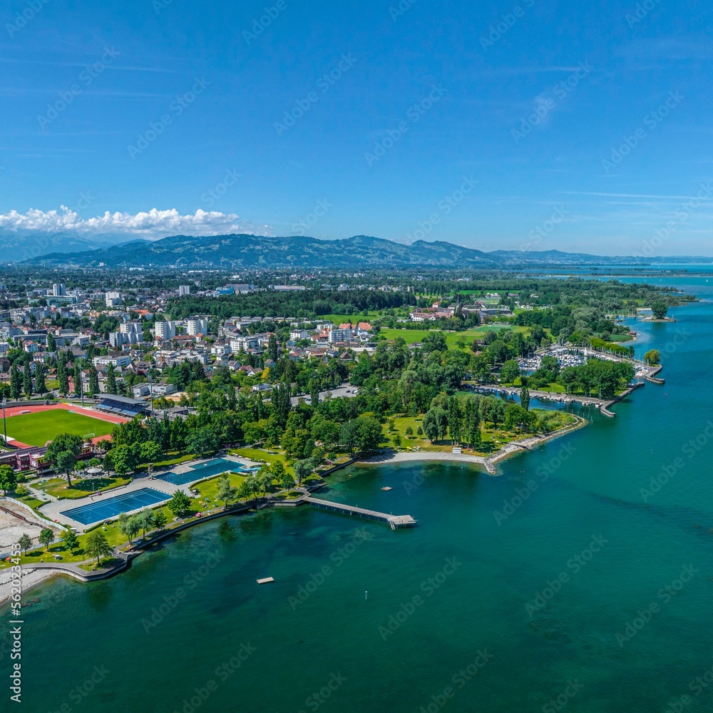 Das Bodensee-Ufer bei Bregenz mit Strandbad und Fischer-, Sport- und Yachthafen