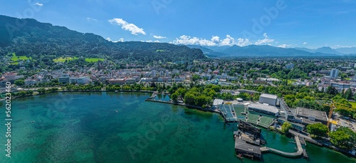 Bregenz am Bodensee, Ausblick auf die Festspielstadt in Vorarlberg im Sommer aus der Luft