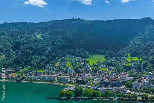 Bregenz am Bodensee, Ausblick auf die Festspielstadt in Vorarlberg im Sommer aus der Luft 