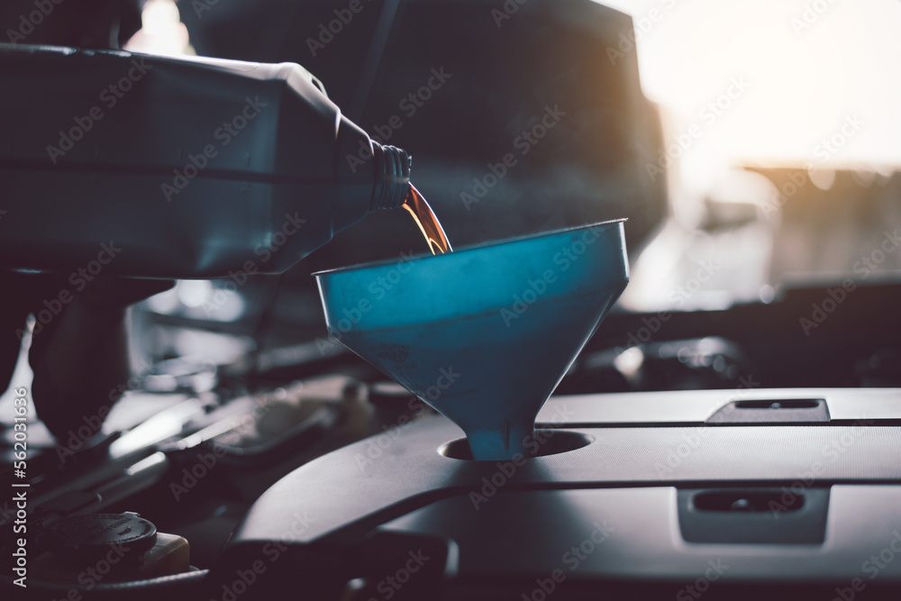 Mechanic lubricant oil motor level for refueling and pouring oil