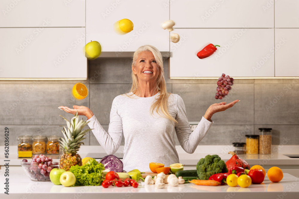 Beautiful woman preparing healthy and delicious food in a modern kitchen
Beautiful woman preparing healthy and delicious food in a modern kitchen